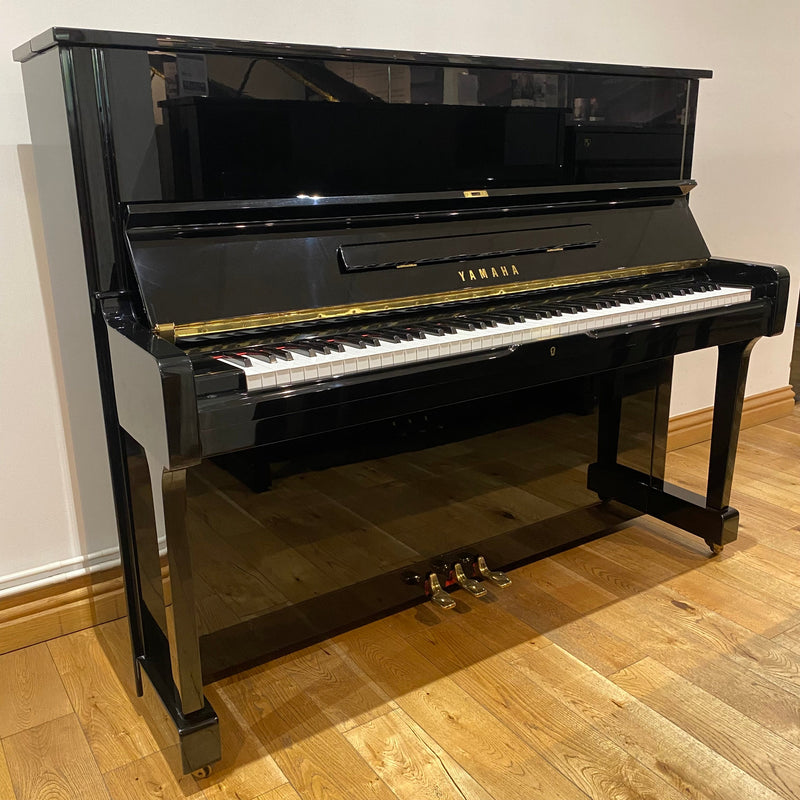 Pre-owned Yamaha U1H upright piano in polished ebony - A1